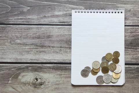 Notepad with a blank white sheet in a checker paper with russian coins lies o Foto stock