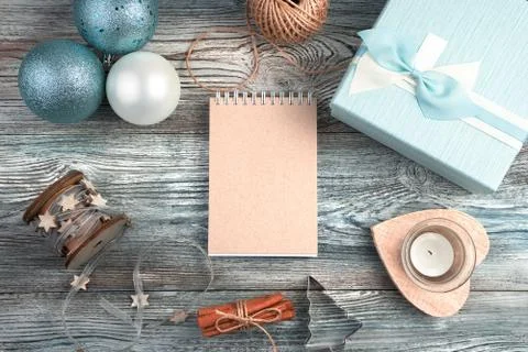Notepad on Christmas background with gift box, candles and Christmas balls on Foto stock
