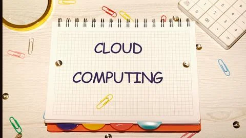 A notepad with cloud computing written on grid paper is surrounded by colorfu Foto stock