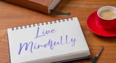 A Notepad on a desk - Live Mindfully Stockfoto's