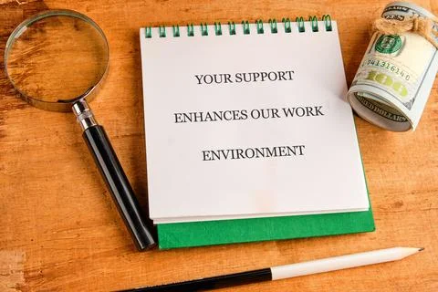 A notepad displaying the message about support enhancing work environments .. 库存照片