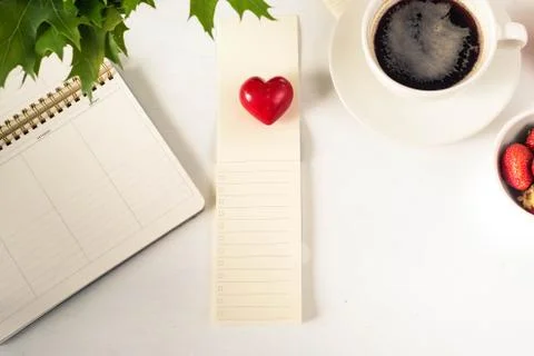 Notepad with Empty to do list, heart, coffee on the desktop Foto stock
