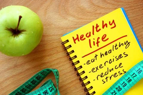 Notepad with healthy life guide, apple and measure tape Foto stock
