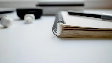 Notepad for notes on the rings and a black felt-tip pen. Workplace in the office Stock-Fotos