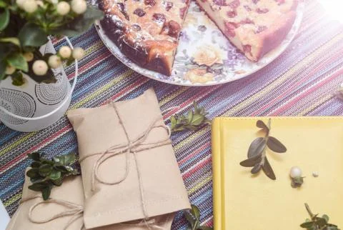Notepad, paper envelope and piece of pie on the colorful tablecloth Foto stock