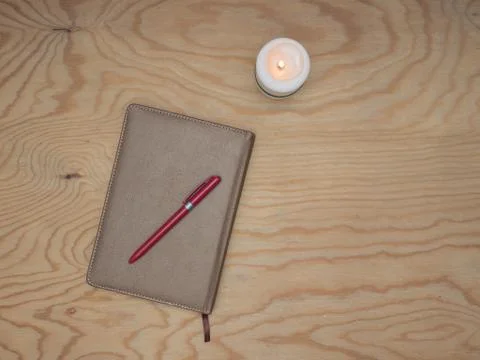 Notepad with a pen on a wooden table. Foto stock
