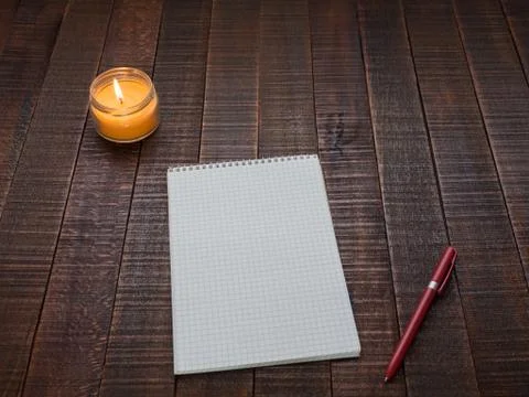 Notepad with a pen on a wooden table. Foto stock