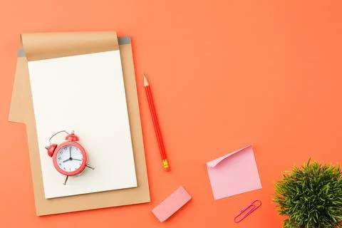 Notepad with red alarm clock Foto stock