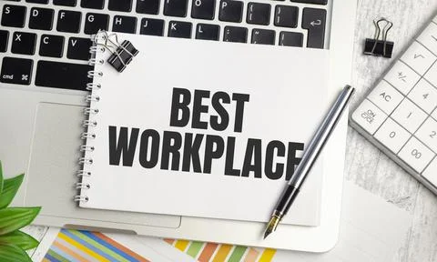 Notepad with the text BEST WORKPLACE on laptop Stock Photos