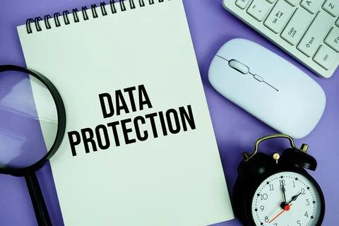 Notepad with the text "Data Protection" and white keyboard, wireless mouse,.. Foto stock