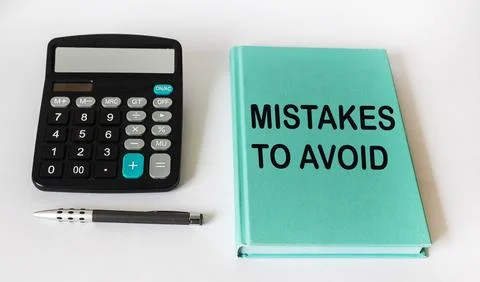 Notepad with text errors to avoid with a calculator on a white background. .. 스톡 사진