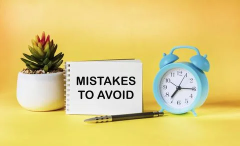 Notepad with text errors to avoid, clock and cactus on yellow background. C.. 스톡 사진