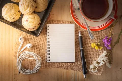 Notepad on wood table Foto stock