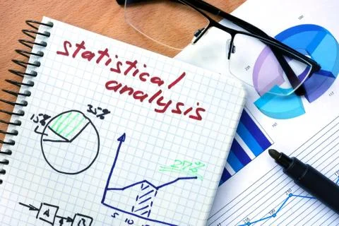 Notepad with words statistical analysis on a wooden background. Foto stock