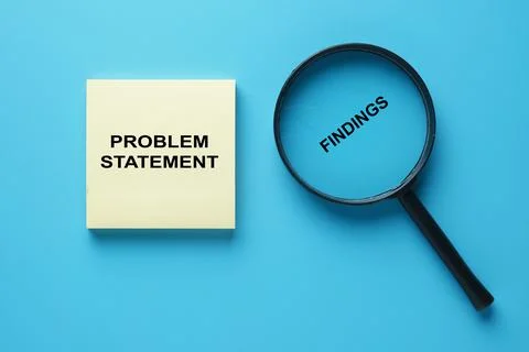 Notepad written problem statement and magnifying glass with findings word. Pr Foto stock