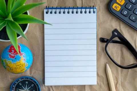 Notepad,flower vase,spectacle,pencil ,compass,globe, calculator 库存照片