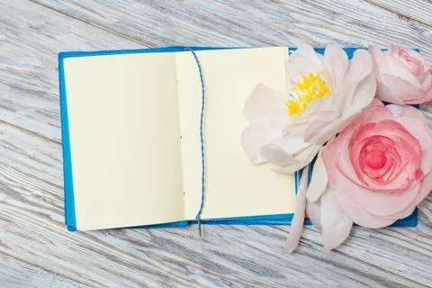 Notes and flowers Stock-Fotos