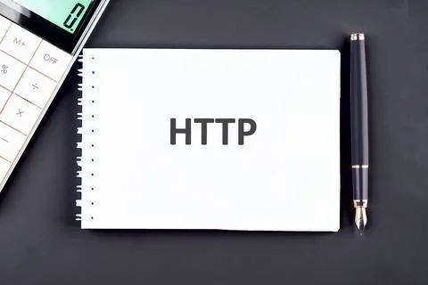 Notes on HTTP protocol with calculator and pen on a dark desk Foto stock