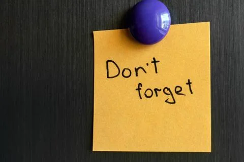 Notes with the words dont forget on the doors of the refrigerator. Foto stock