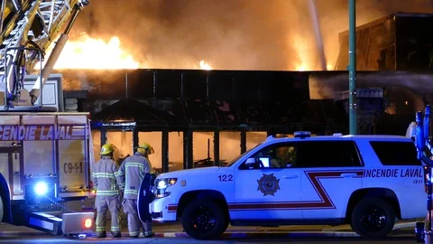 Nothing can be done to save building engulfed in ripping flames Stock Footage 129987922