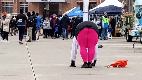 Nothing to see here. Just some typical pre-race stretches in hot pink pants. 動画素材 171647524