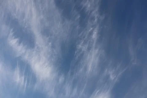 Notice wispy cloud formations in the blue sky, creating a peaceful and tranquil Stock-Fotos