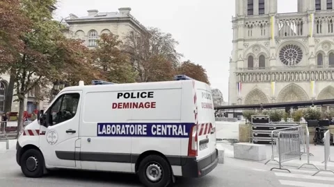 Notre Dame at the heart of an exceptional deployment to welcome the pope in Pari Video stock 346305198