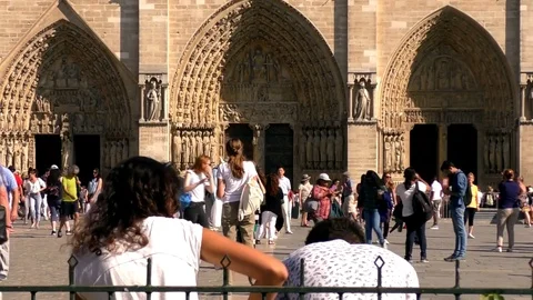 Notre Dame parvise Stock Footage