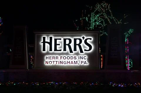 Nottingham, Pennsylvania, U.S.A - December 28, 2021 - The entrance of Herr's  Foto stock