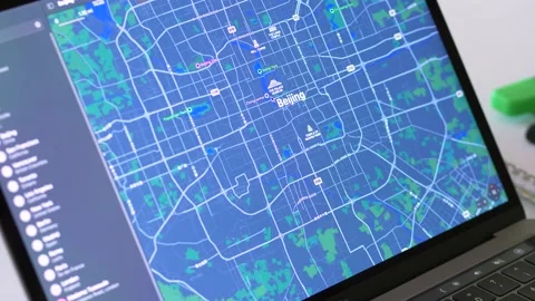 November 2021: Looking at the Map of Beijing on Apple Maps on a Macbook Vidéo 164838420