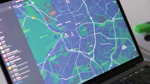November 2021: Looking at the Map of Madrid on Apple Maps on a Macbook Vidéo 164838097
