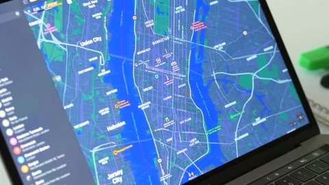 November 2021: Looking at the Map of New York on Apple Maps on a Macbook Vidéo 164838199