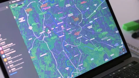 November 2021: Looking at the Map of Rome on Apple Maps on a Macbook Vidéo 164838050