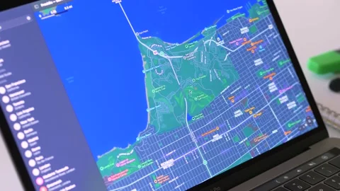 November 2021: Looking at the Map of San Francisco on Apple Maps on a Macbook Vidéo 164838367