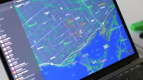 November 2021: Looking at the Map of Toronto on Apple Maps on a Macbook Vidéo 164838321