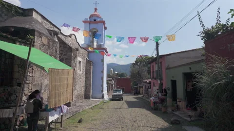 November 3, 2024. Malinalco, Mexico. Scenic, quiet street with church. Vídeo Stock 313927271