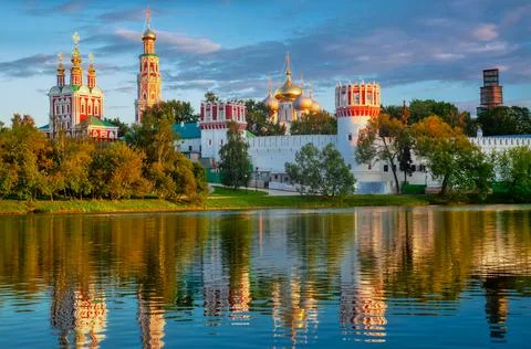 Novodevichy monastery with a reflection in the lake at sunset. The famous Mos Stock-Fotos