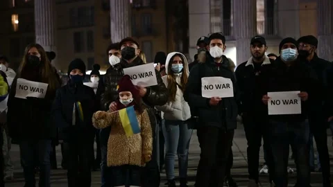 #nowar flash mob to call for peace between Ukraine and Russia in Milan, Italy Vídeos de archivo 170459634