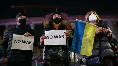 #nowar flash mob to call for peace between Ukraine and Russia in Milan, Italy Vídeos de archivo 170459647