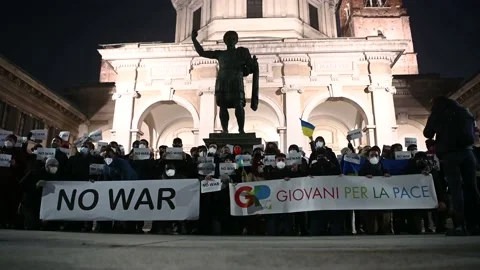 #nowar flash mob to call for peace between Ukraine and Russia in Milan, Italy Vídeos de archivo 170459679