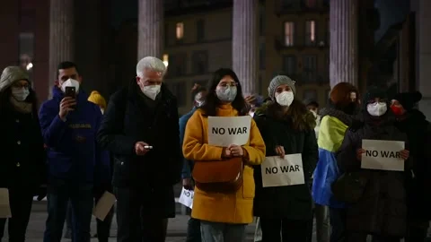 #nowar flash mob to call for peace between Ukraine and Russia in Milan, Italy Vídeo Stock 170459696