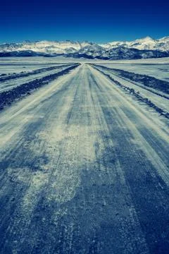 The Nowhere Road and the Mountain Range. 库存照片
