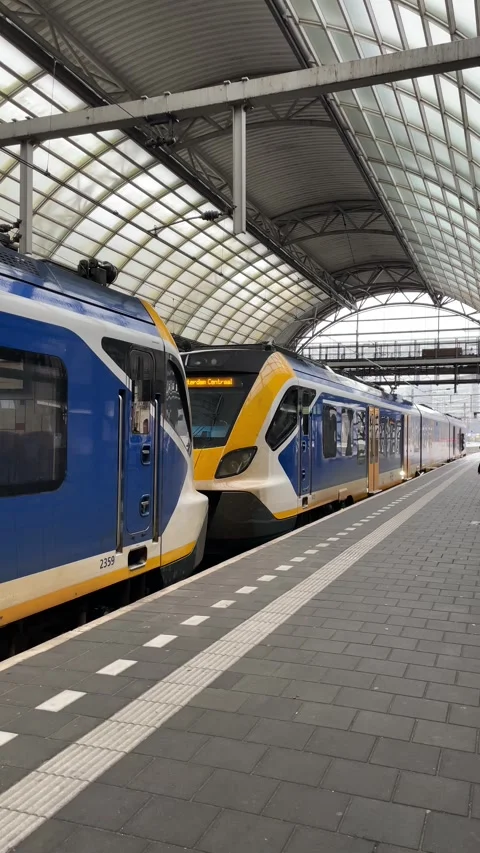 NS train arrive at platform and passengers out Video stock 270323028