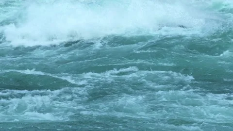 Ntense close-up of churning rapids at Niagara Falls, showcasing the powerful and Vidéo 290832099
