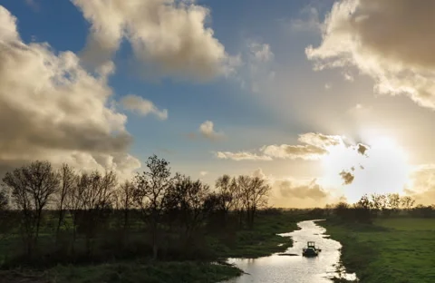 Nuages devant le soleil en haut de l ecluse de Vair Video stock 322222057