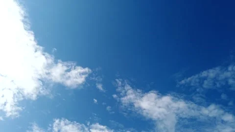 Nubes blanquecinas en el cielo azul Stock Footage 145434853