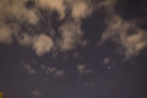 Nubes y estrellas ProRes-422 OriRes 25 VHQ Stock Footage