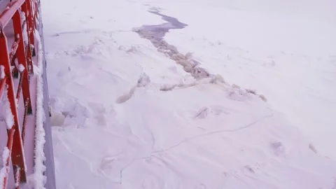 Nuclear Icebreaker Ship Breaking Through Ice ocean in the night Vidéo 139876163