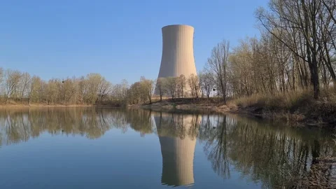 Nuclear power plant by the pond Vidéo 151970232