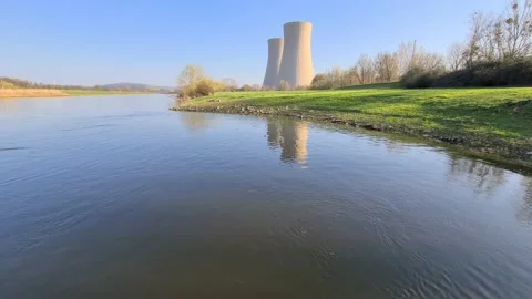 Nuclear power plant by the river Stockbeeldmateriaal 151970855